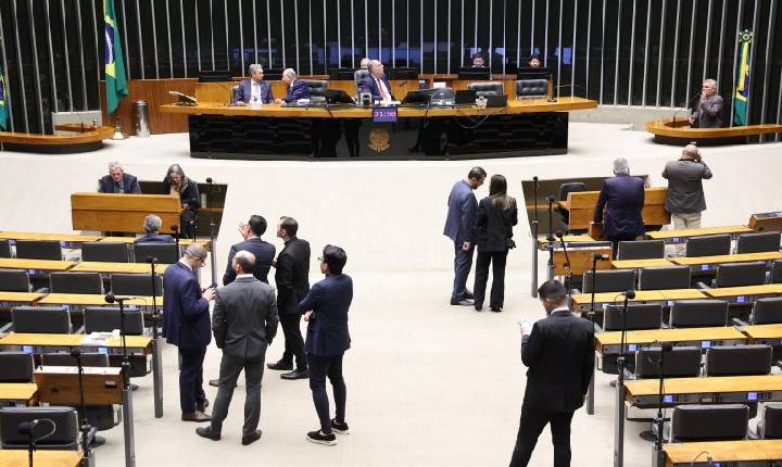 Deputados analisam projeto que proíbe cobrança de tarifa mínima sobre água e esgoto; acompanhe