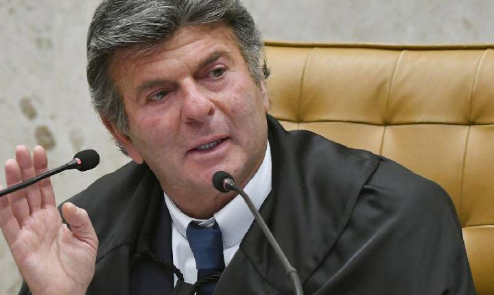 Fux suspende decisão de Dino que restabelecia posts de Nossa Senhora