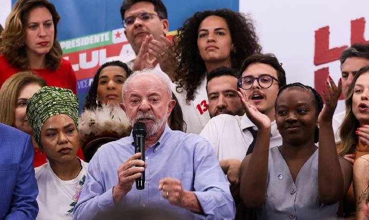 Lula cobra Flávio Bolsonaro sobre apoio ao fim da escala 6x1