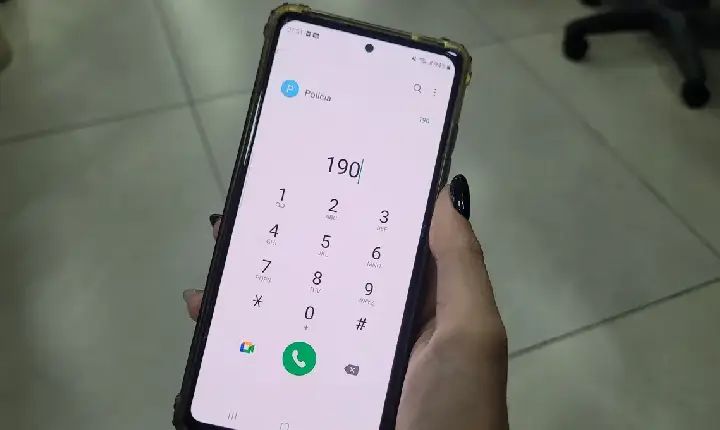 Pai chama a PM após filha ser agredida por 5 homens