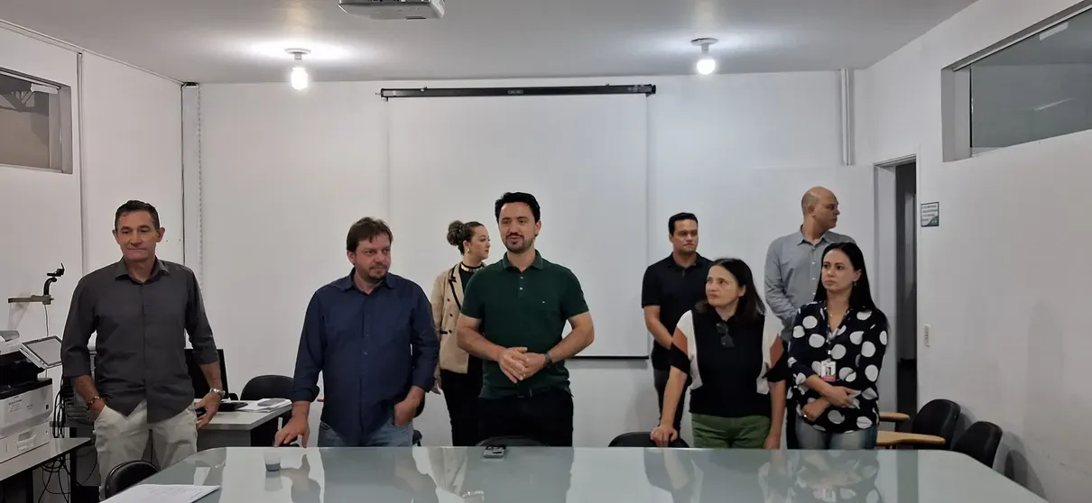 Prefeito anuncia convocação de 12 profissionais.