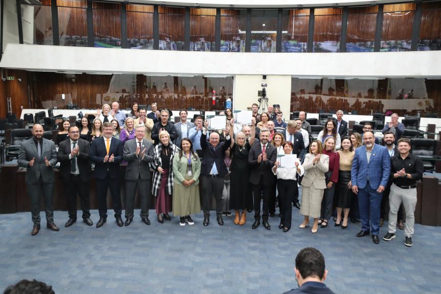 Sessão Solene Homenageia os 80 Anos da Porcelana Schmidt