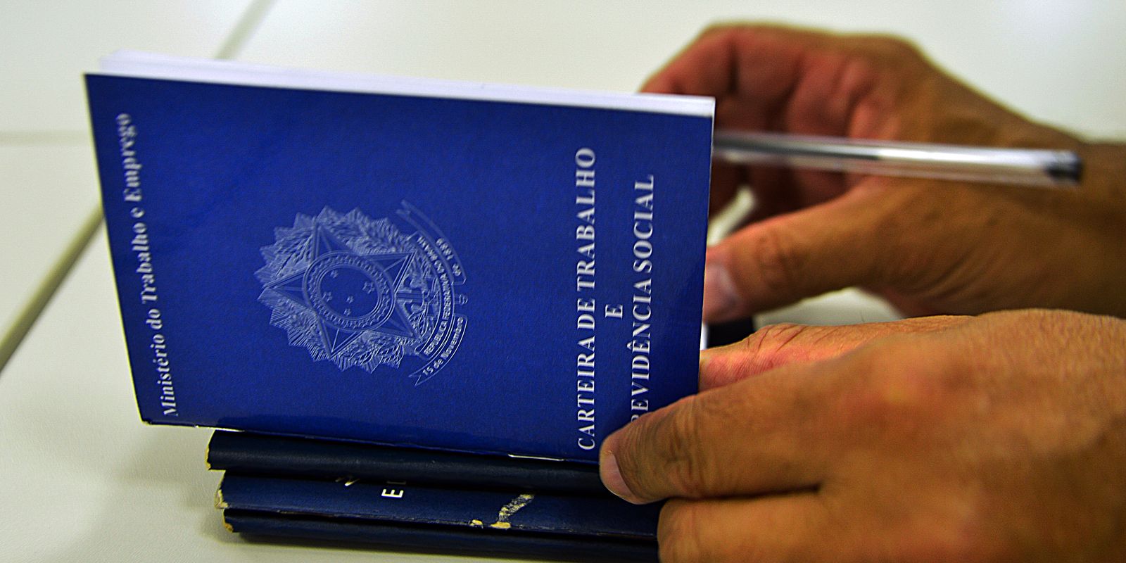 Pesquisa revela que brasileiro prefere emprego com carteira assinada